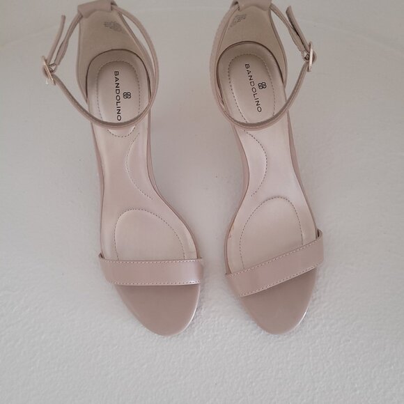 BANDOLINO MADIA HEELED SANDAL, BEIGE PATENT. 7.5M - Picture 3 of 5